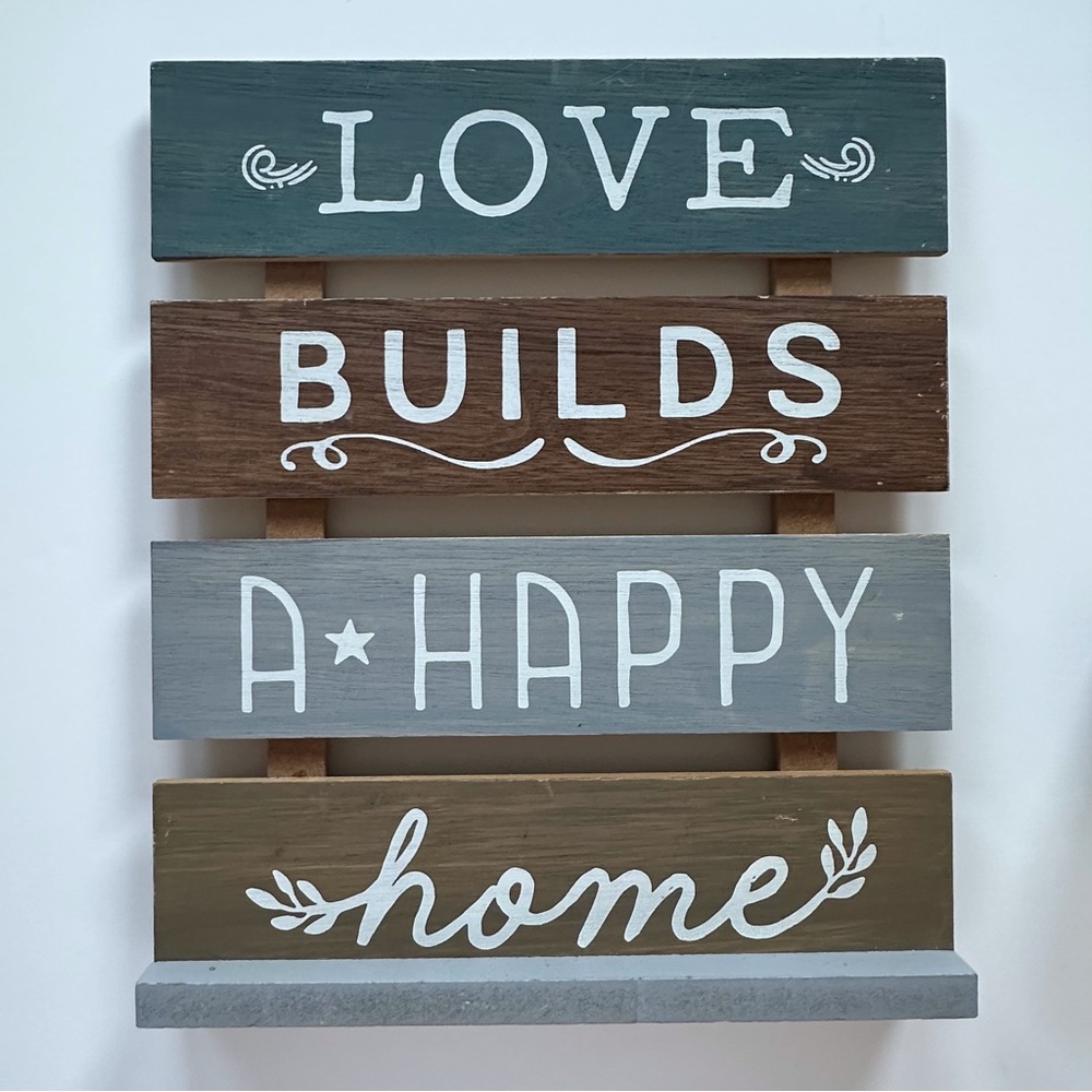 'Love Builds a‎ Happy Home’ rustic farmhouse style decor standing table sign